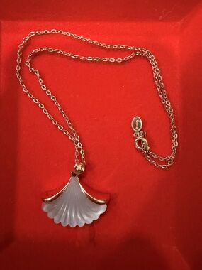 Avon Vintage 1981 Gold Tone & White Frosted Lead Crystal Shell 18” Necklace